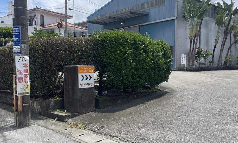 とみぐすく倉庫 左側入口の誘導看板